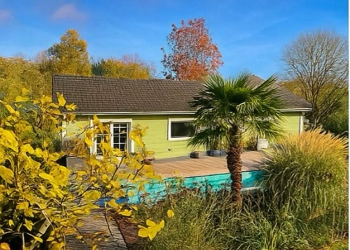 Le Chalet Normand en automne, entre le palmier et les arbres roux