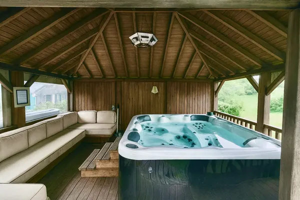 Le jacuzzi extérieur sous son kiosque de bois