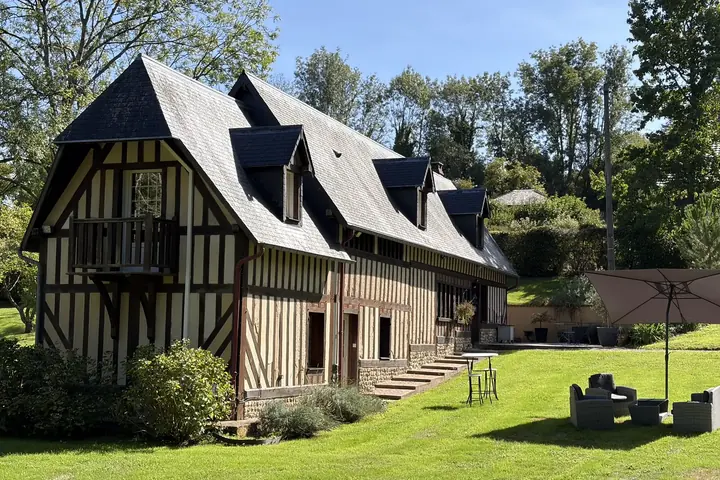 Reinette Grise et sa façade à colombages, au Hameau des Prés-Verts, aux Champeaux, dans le Pays d’Auge