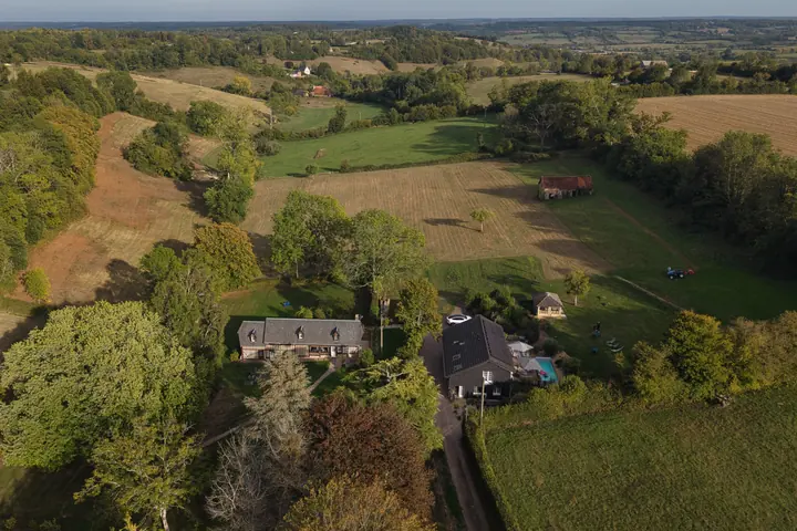 Le Hameau des Prés-Verts vu du ciel, ses deux maisons au milieu des prés et des bois du Pays d’Auge