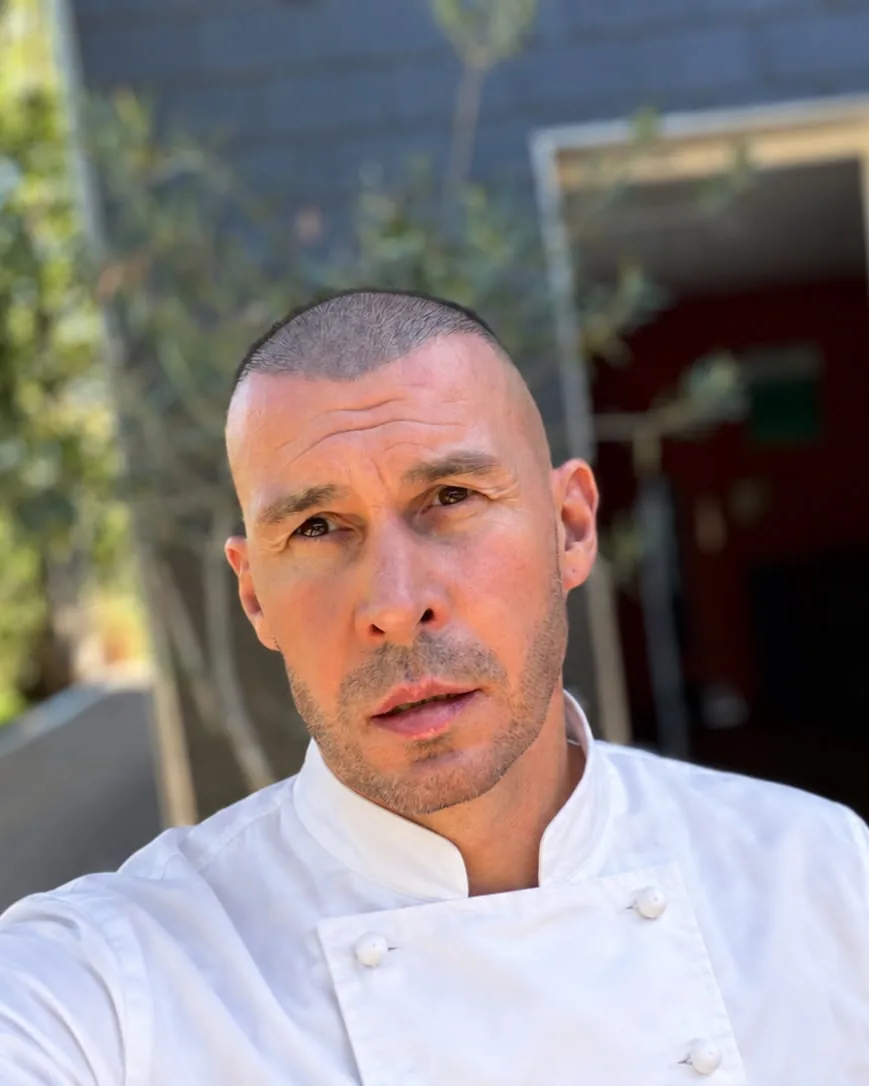 Loïc, pâtissier du Hameau des Prés-Verts, en veste blanche à col officier