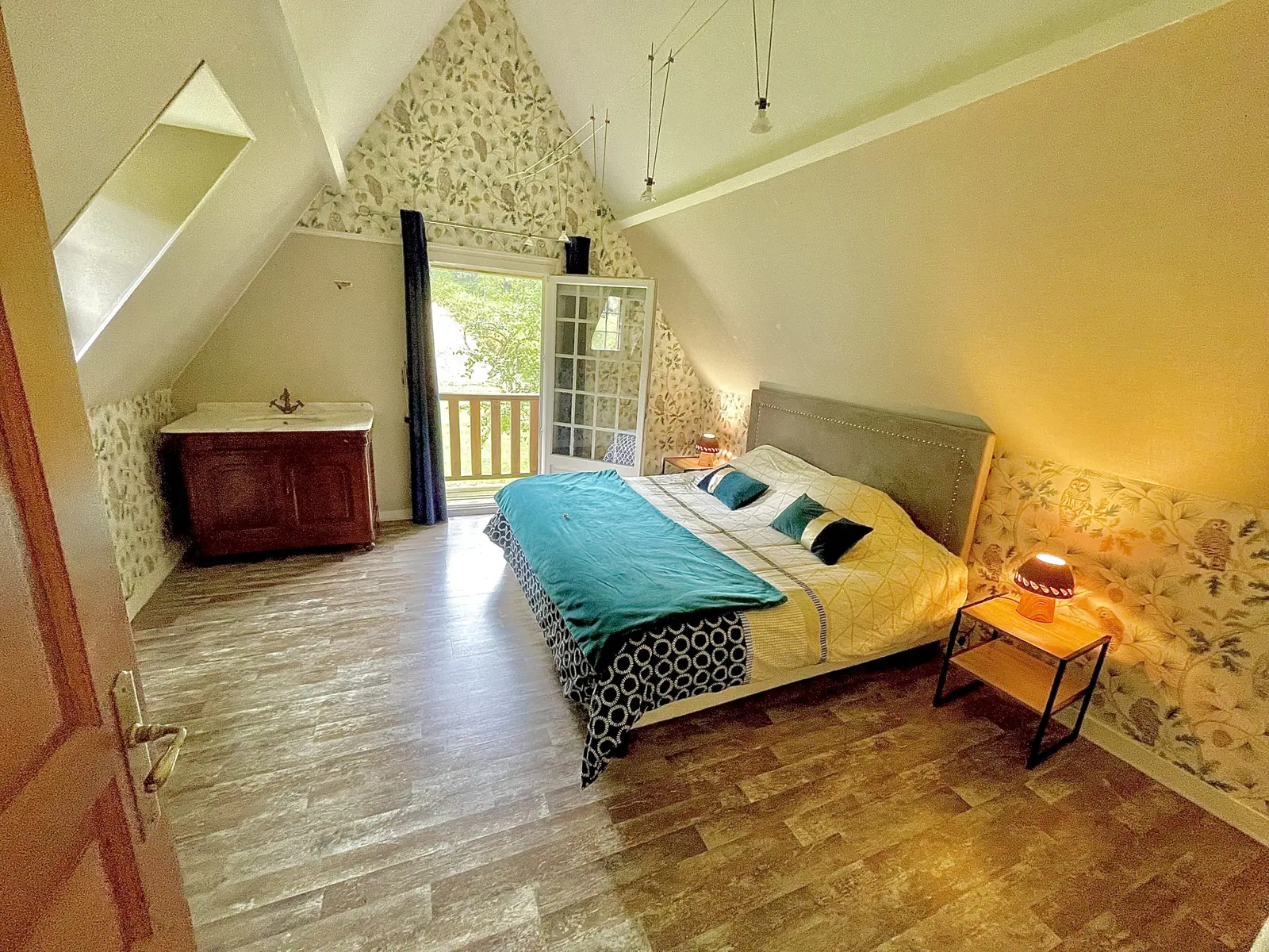 La chambre sous le toit de Reinette Grise, son lit turquoise face aux prés