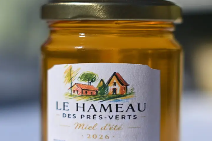 Un pot de miel d’été du Hameau des Prés-Verts, à l’étiquette dessinée