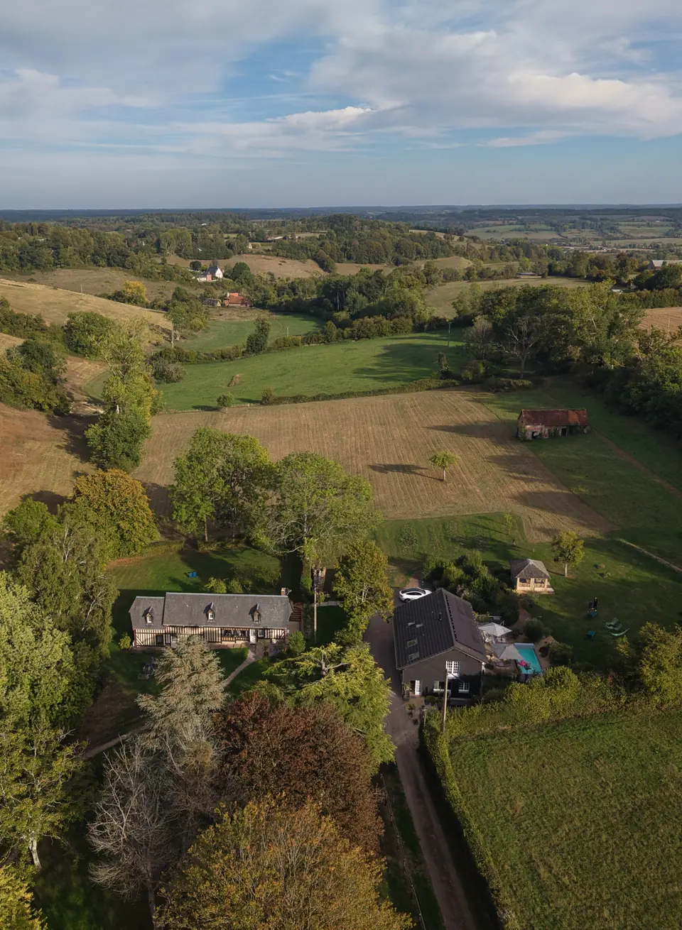 Le Hameau vu du ciel : Reinette Grise et le Chalet Normand au milieu des prés et des haies du Pays d’Auge